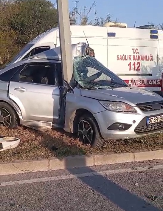 Antalya'da Kontrolden Çıkan Otomobil Direğe Çarptı!