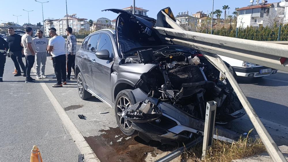 Antalya'da Korkutan Kaza! Bariyerlere Ok Gibi Saplandı