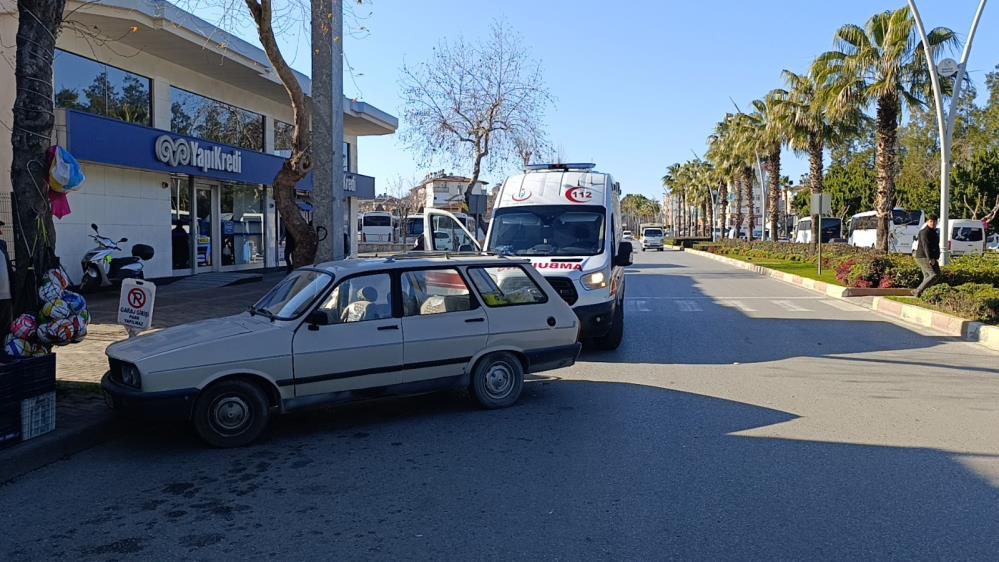 Antalya'da Motosikletli Otomobile Çarpmamak İçin Kaza Yaptı