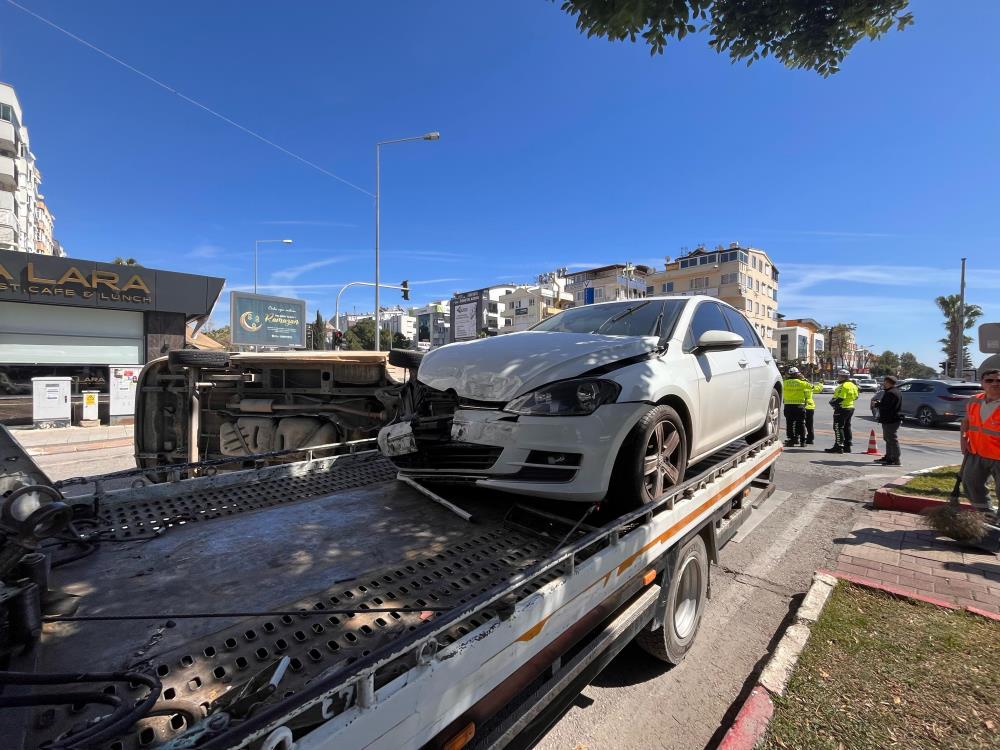 Antalya'da Para Taşıyan Zırhlı Araç Otomobil İle Çarpıştı