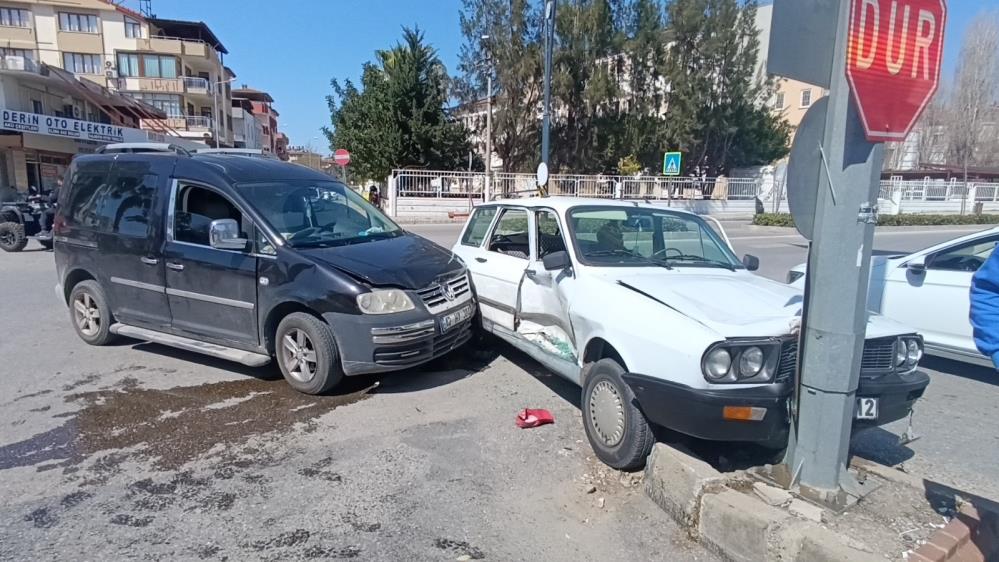 Antalya'da Şaşırtan Görüntü! Sürücü Kaza Sonrası Sigara İçti