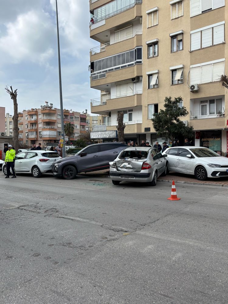 Antalya'da Şoför Kalp Krizi Geçirdi! Otobüs İş Yerine Daldı