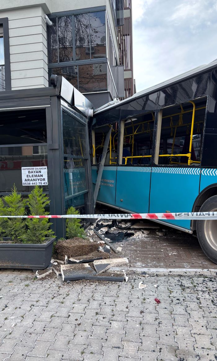 Antalya'da Şoför Kalp Krizi Geçirdi! Otobüs İş Yerine Daldı