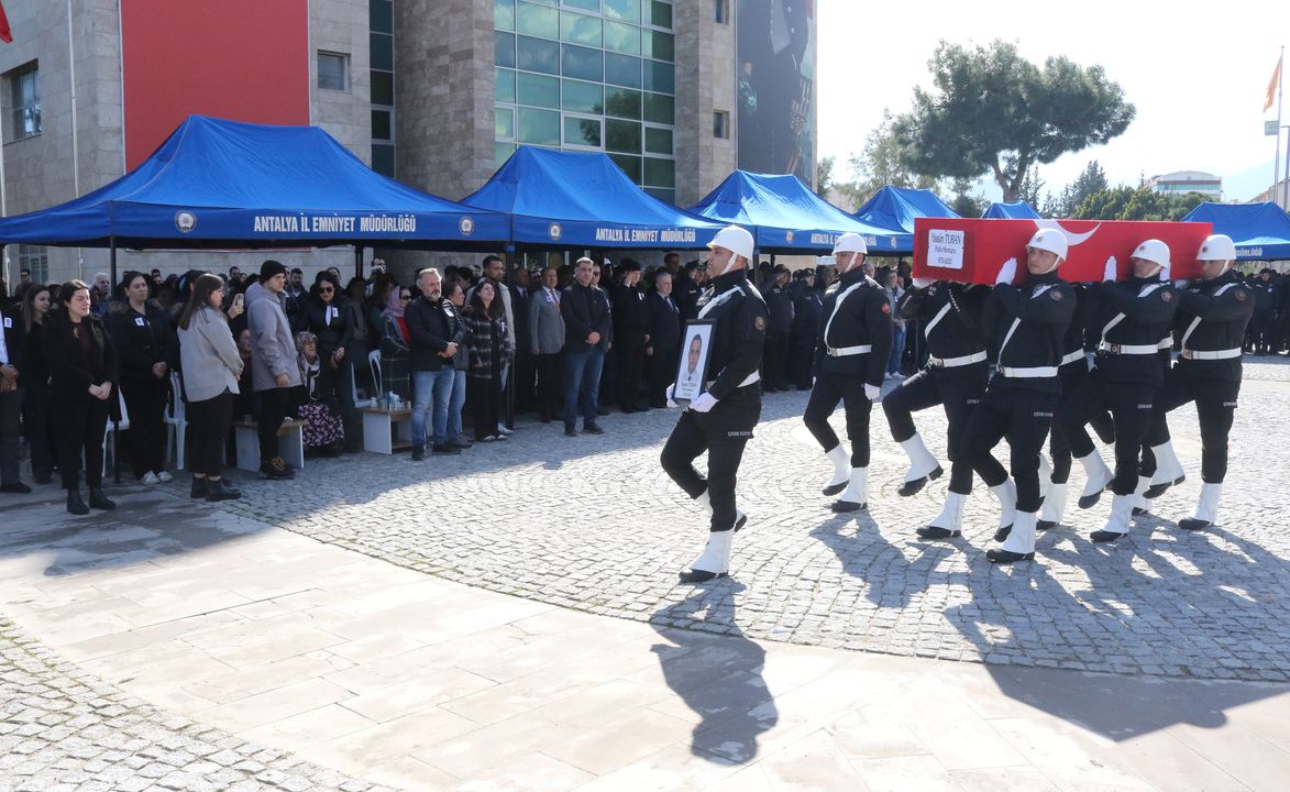 Antalya'da Vefat Eden Polis Memuru Gözyaşlarıyla Uğurlandı 2