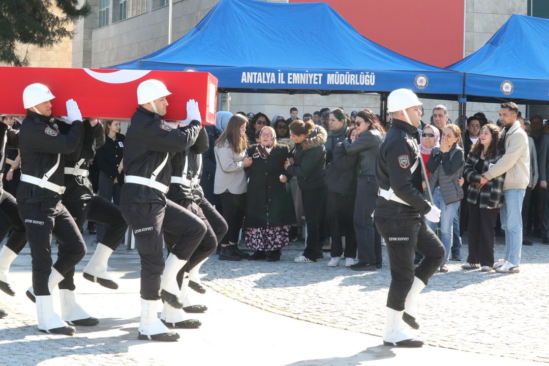 Antalya'da Vefat Eden Polis Memuru Gözyaşlarıyla Uğurlandı 3