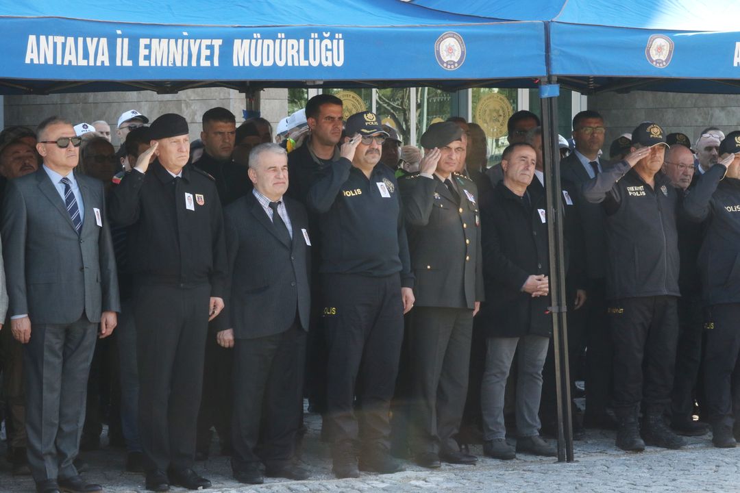 Antalya'da Vefat Eden Polis Memuru Gözyaşlarıyla Uğurlandı 4