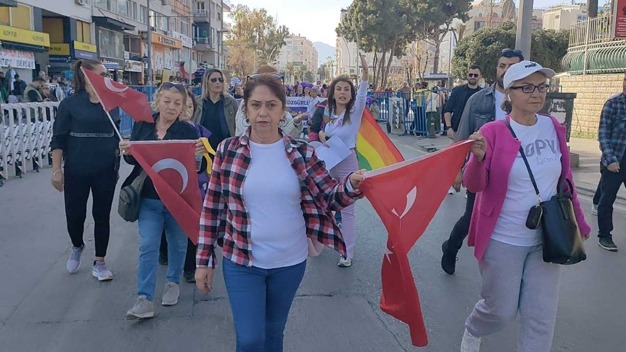 Antalya'daki 8 Mart Yürüyüşünde Türk Bayrağı Gerginliği 2 12