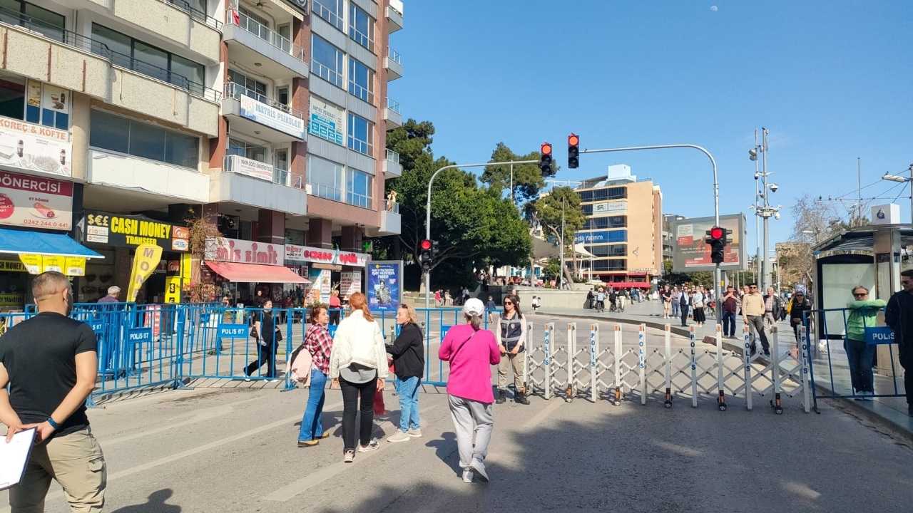 Antalya'daki 8 Mart Yürüyüşünde Türk Bayrağı Gerginliği 2 13