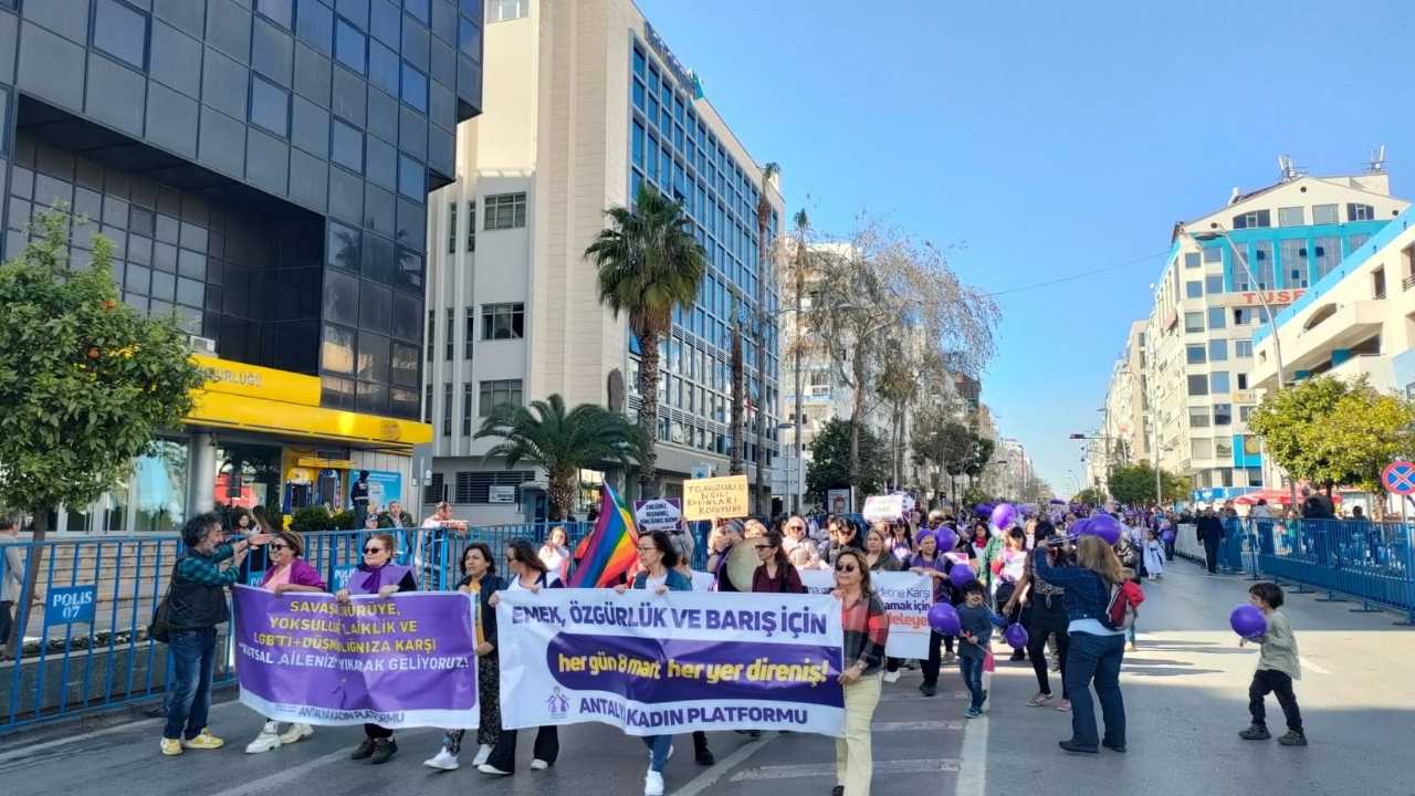 Antalya'daki 8 Mart Yürüyüşünde Türk Bayrağı Gerginliği 22