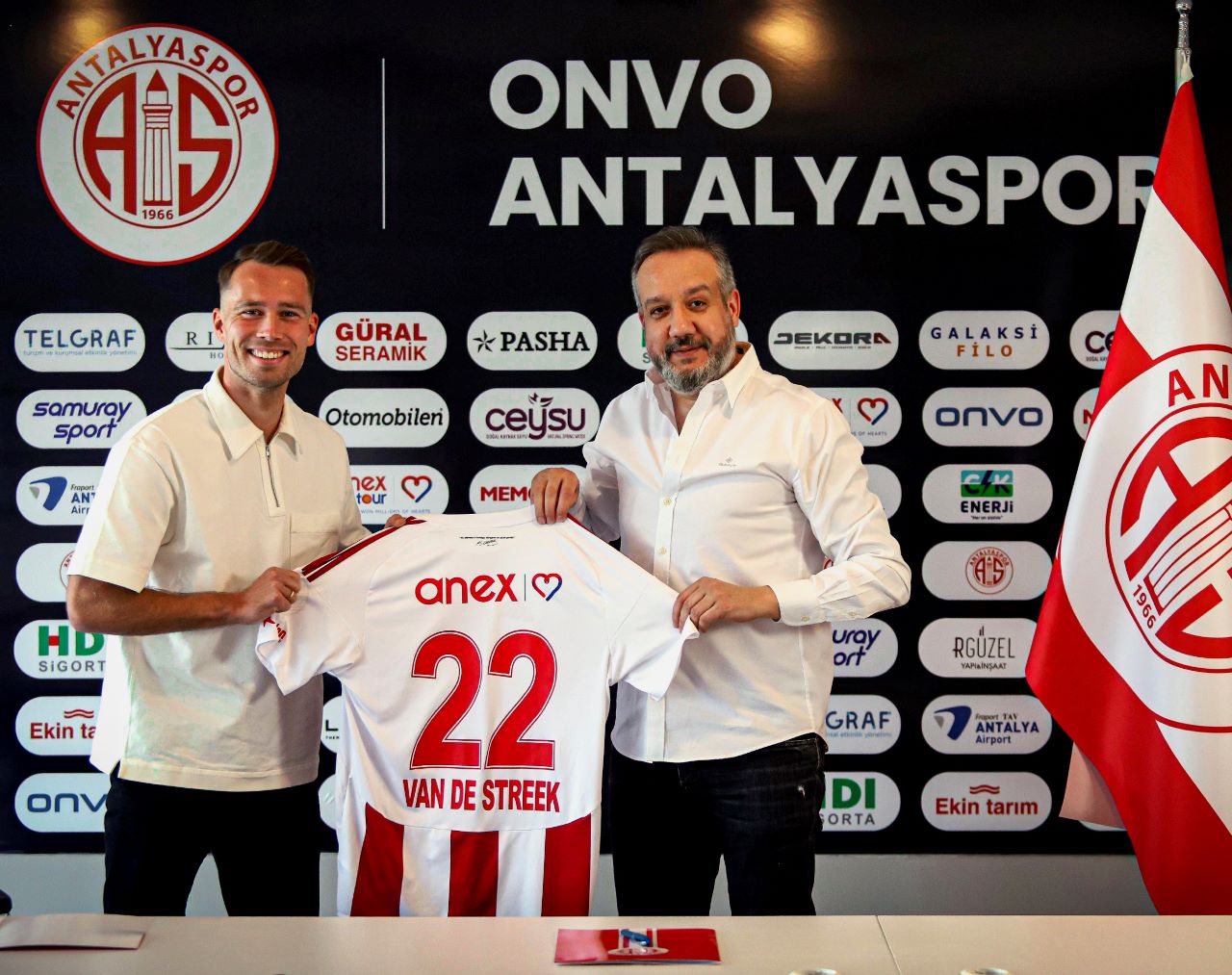 Antalyaspor Sander Van de Streek ile Sözleşme Uzattı