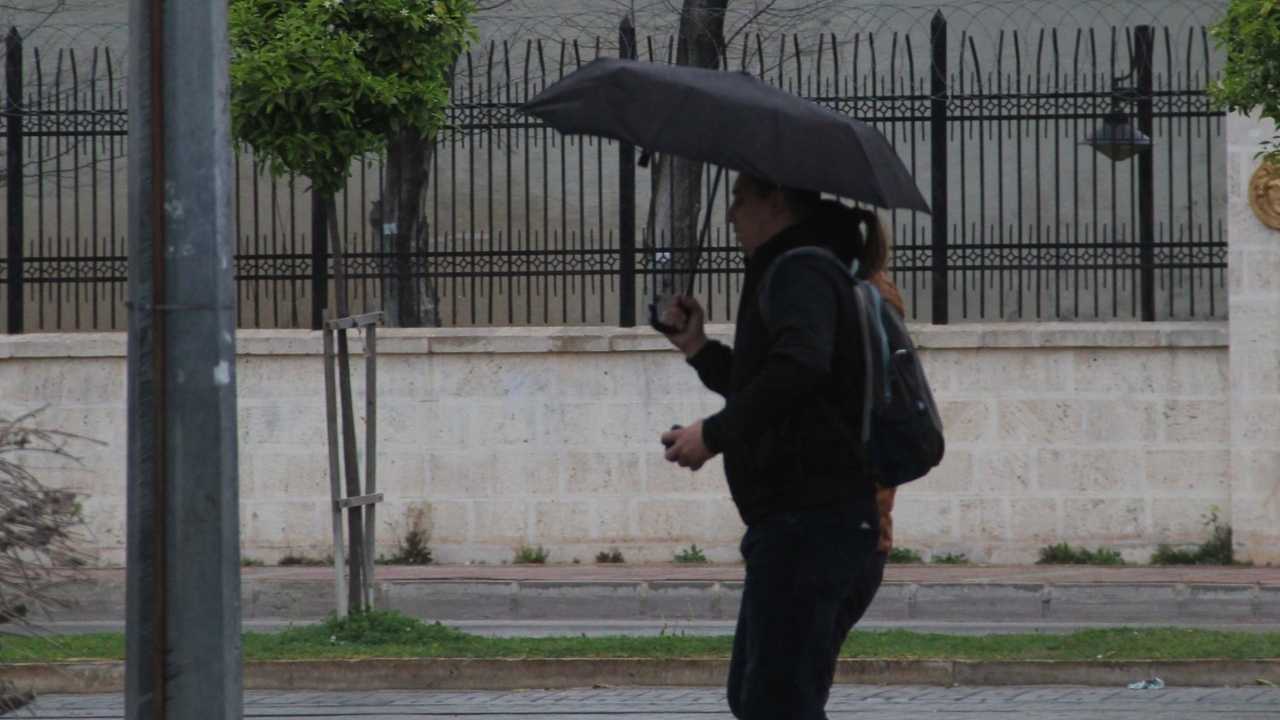 Antalya'ya Soğuk Ve Yağışlı Havayla Sarı Uyarı Geldi 2