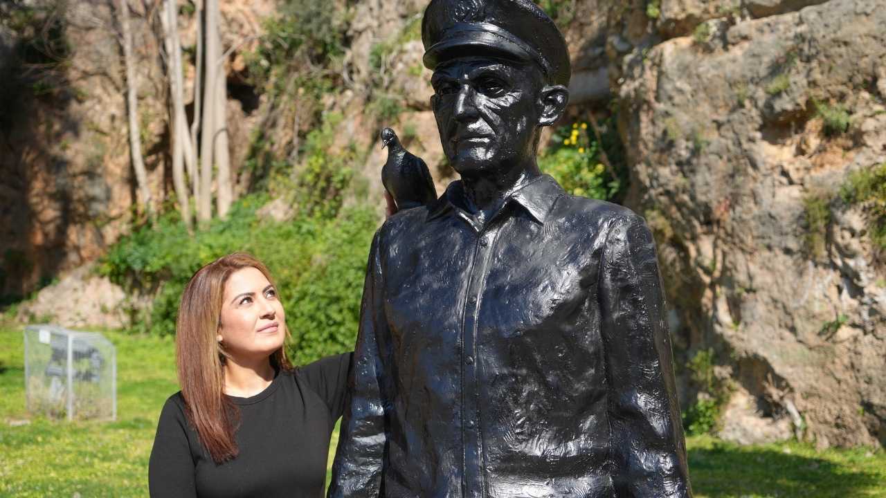 Atatürk'ün Antalyalı Kaptanı Mustafa Ekizler'in Heykelindeki Güvercin Geri Döndü 3