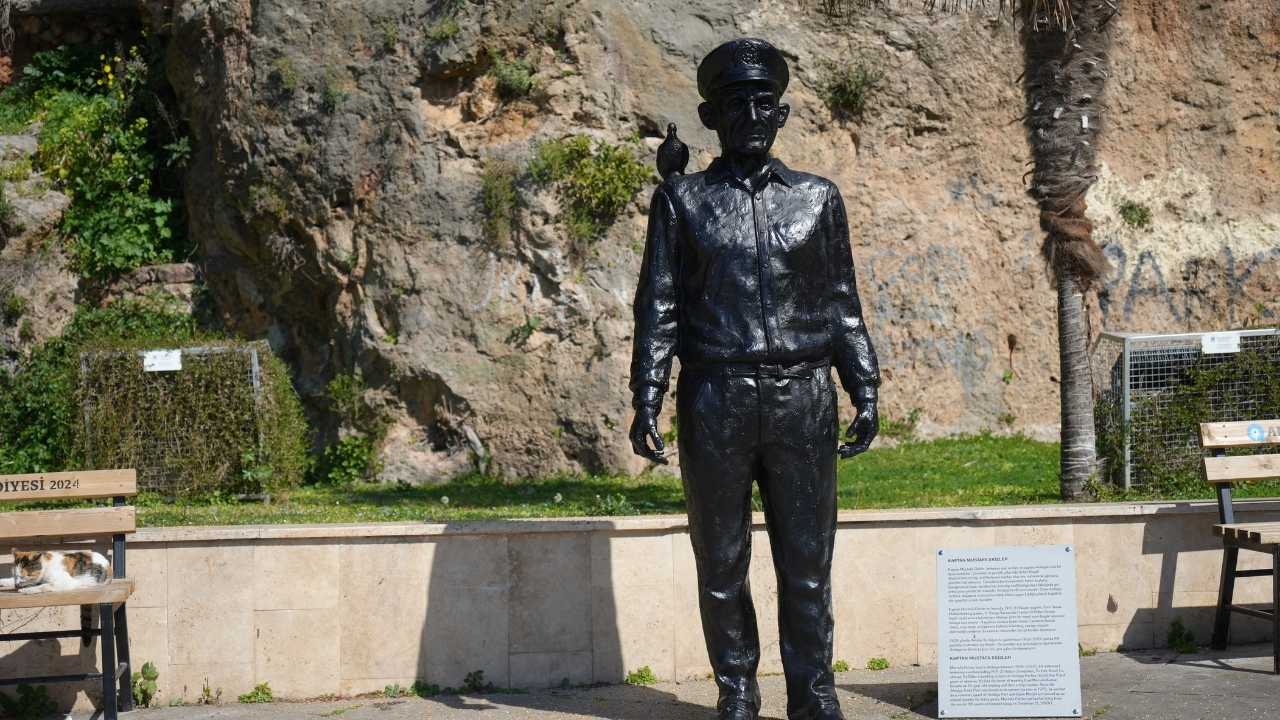 Atatürk'ün Antalyalı Kaptanı Mustafa Ekizler'in Heykelindeki Güvercin Geri Döndü 4