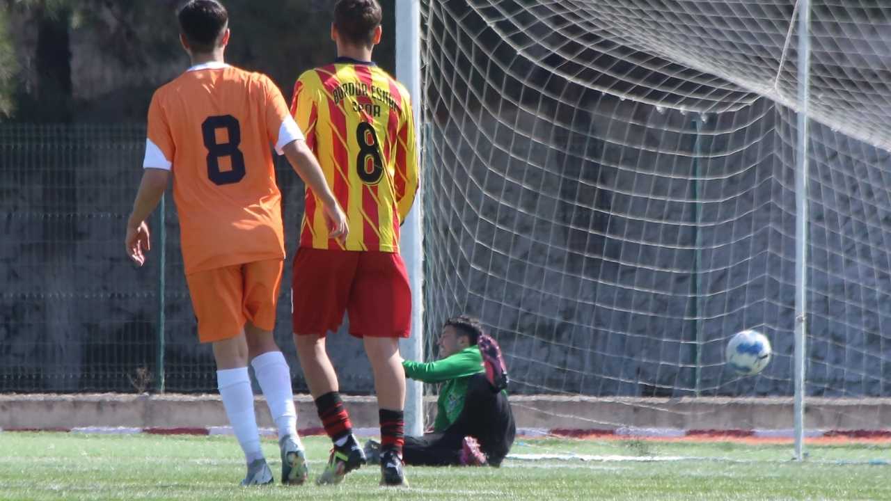 Burdur'da Sakatlanan Kaleciye Sağlıkçı Hakem Müdahale Etti 2