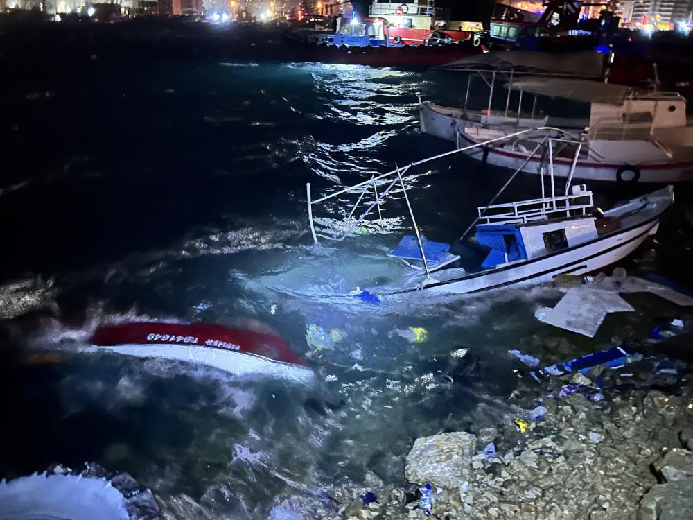 Sert Fırtına Hatay'ı Vurdu! Tekneler Battı Araçlar Devrildi