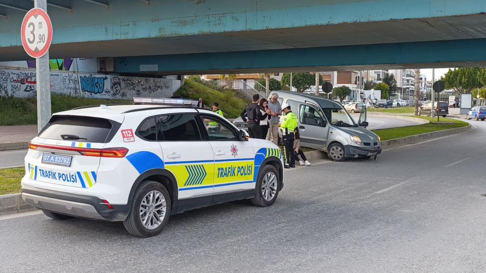 Manavgat’ta Kaza Geçiren Sağlıkçı İlk Müdahaleyi Kendine Yaptı