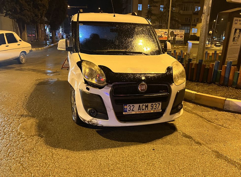 Isparta Yalvaç'ta Araçlar Kavşakta Çarpıştı  2