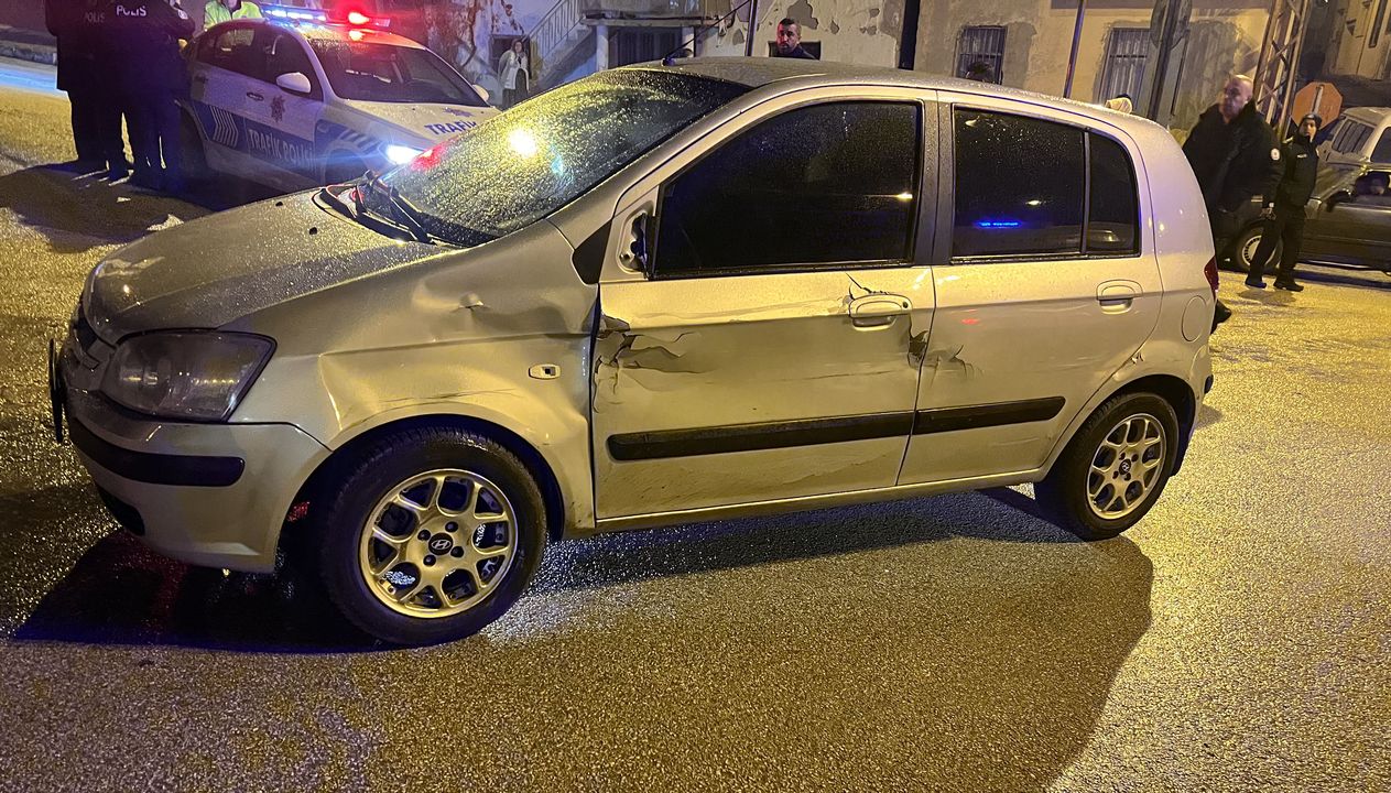 Isparta Yalvaç'ta Araçlar Kavşakta Çarpıştı  3