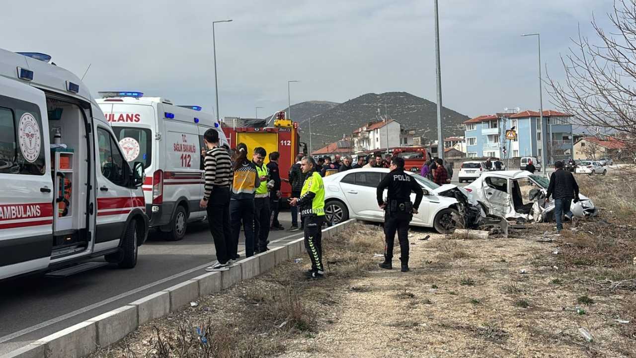 Isparta'da Çarpışan Otomobiller Eceli Oldu 1 Ölü, 4 Yaralı 2