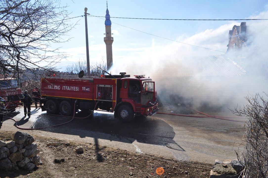 Isparta'da Komşusu Alevlerin İçine Dalıp Kurtardı 4