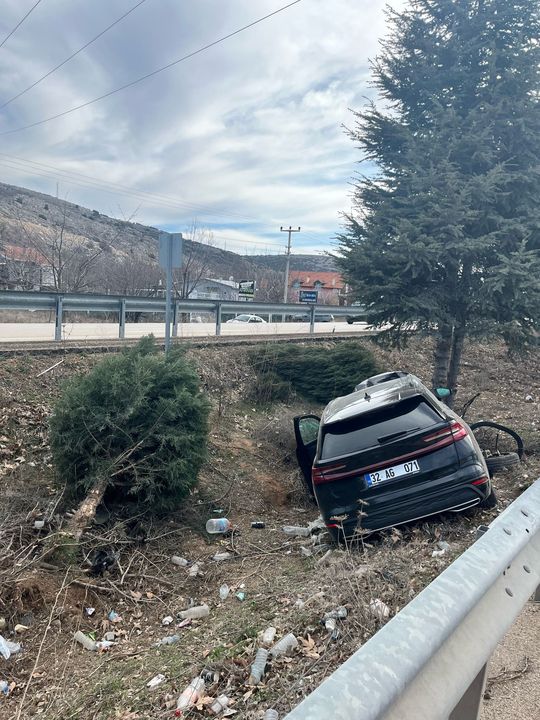 Isparta'da Şarkikaraağaç Belediye Başkanı Ali Göçer Ve Ailesi Kaza Geçirdi  3