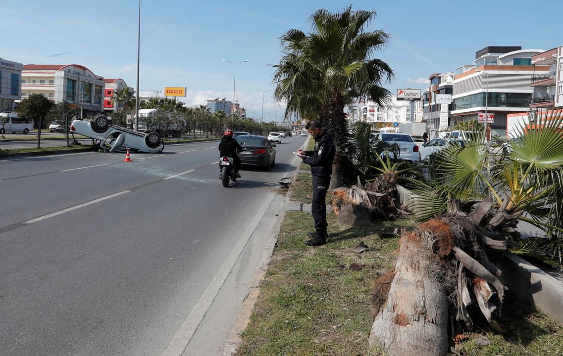 Kepez'de Palmiyelere Çarpıp Takla Atan Araçta Sıkıştı 2