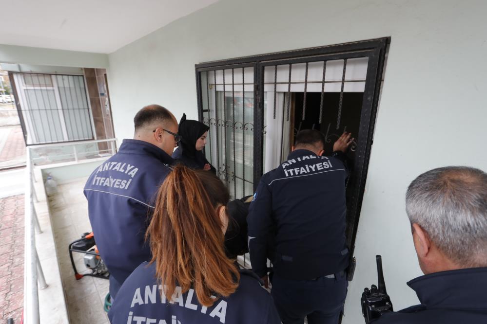 Kepez’de Uyuyan Genç Kız Polisi ve İtfaiyeyi Alarma Geçirdi