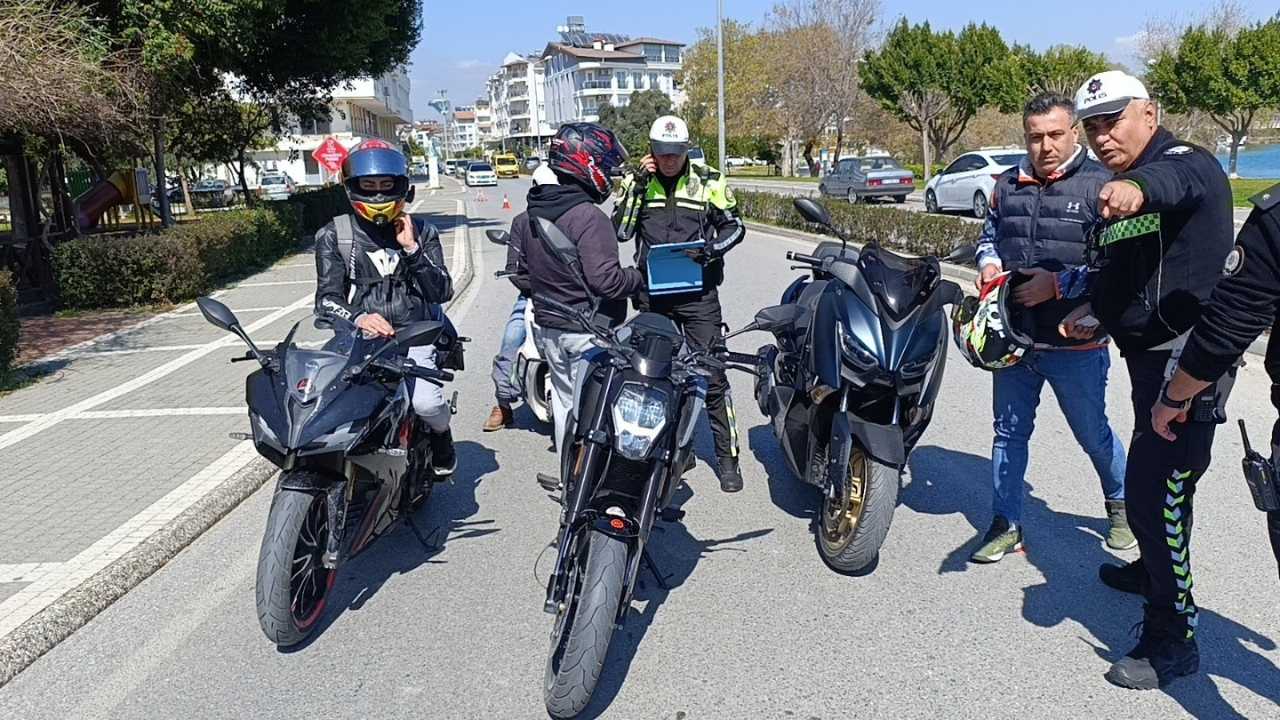 Manavgat'ta 5. Kez Kasksız Yakalandı! Ceza Makbuzuyla Poz Verdi 3