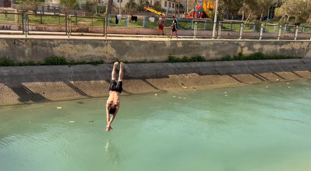 Mersin’de Çocuklar Tehlikeye Rağmen Kanallarda Yüzüyorlar