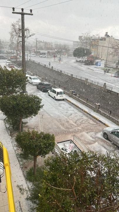 Muratpaşa'da Apartmana Düşen Yıldırım Salonun Tavanını Deldi 2