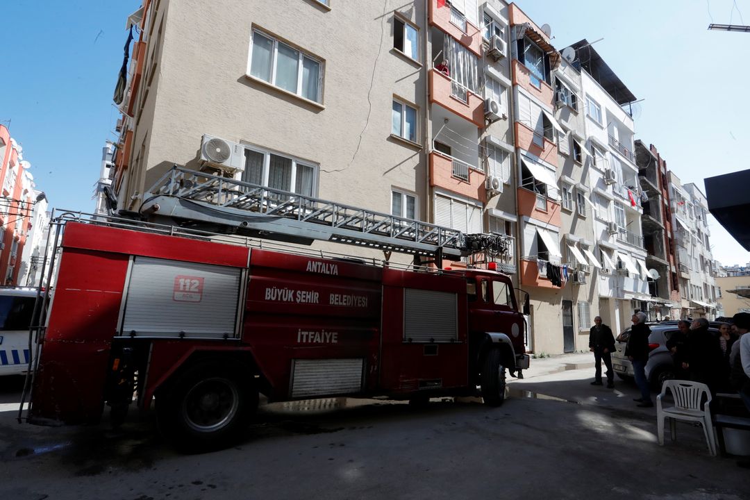 Muratpaşa'da Güneşlenmek İçin Çıktığı Balkonda Öld 2