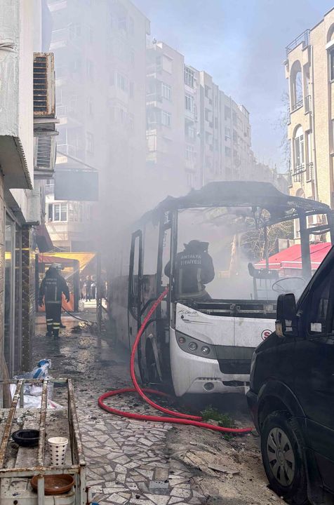 Muratpaşa'da Park Halindeki Otobüs Kundaklandı! 3