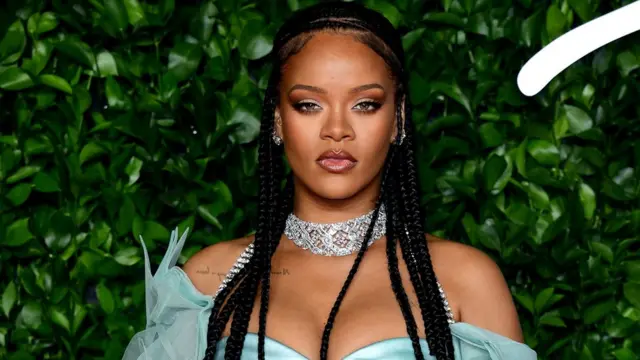 Rihanna’dan Annelik Paylaşımı! Kaç Çocuğu Old12