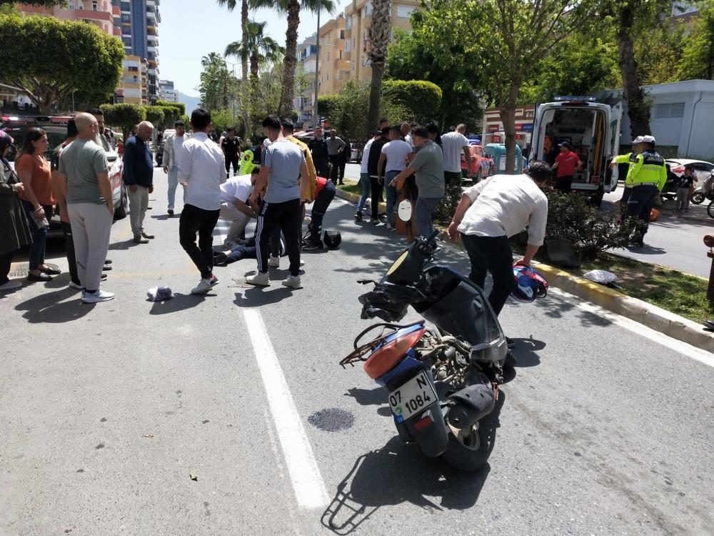 Alanya'da Aynı Yönde Giden Motosikletler Çarpıştı!