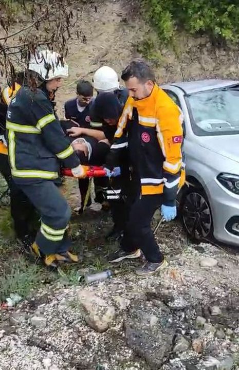 Burdur'da Otomobil Tir Dorsesiyle Çarptı! Aile Araçta Sıkıştı Tir Sürücüsü Kaçtı 3