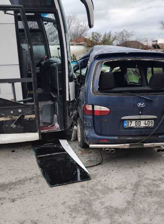 Isparta'da Yolcu Otobüsü Ile Panelvan Çarpıştı 1 Öl 2 Yaralı 2