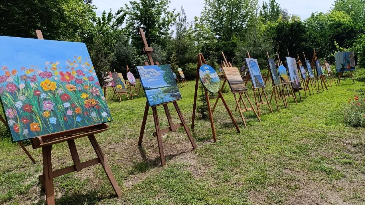 Adanada 13 Yaşındaki İkizler Resim Sergisiyle Göz Doldurdu