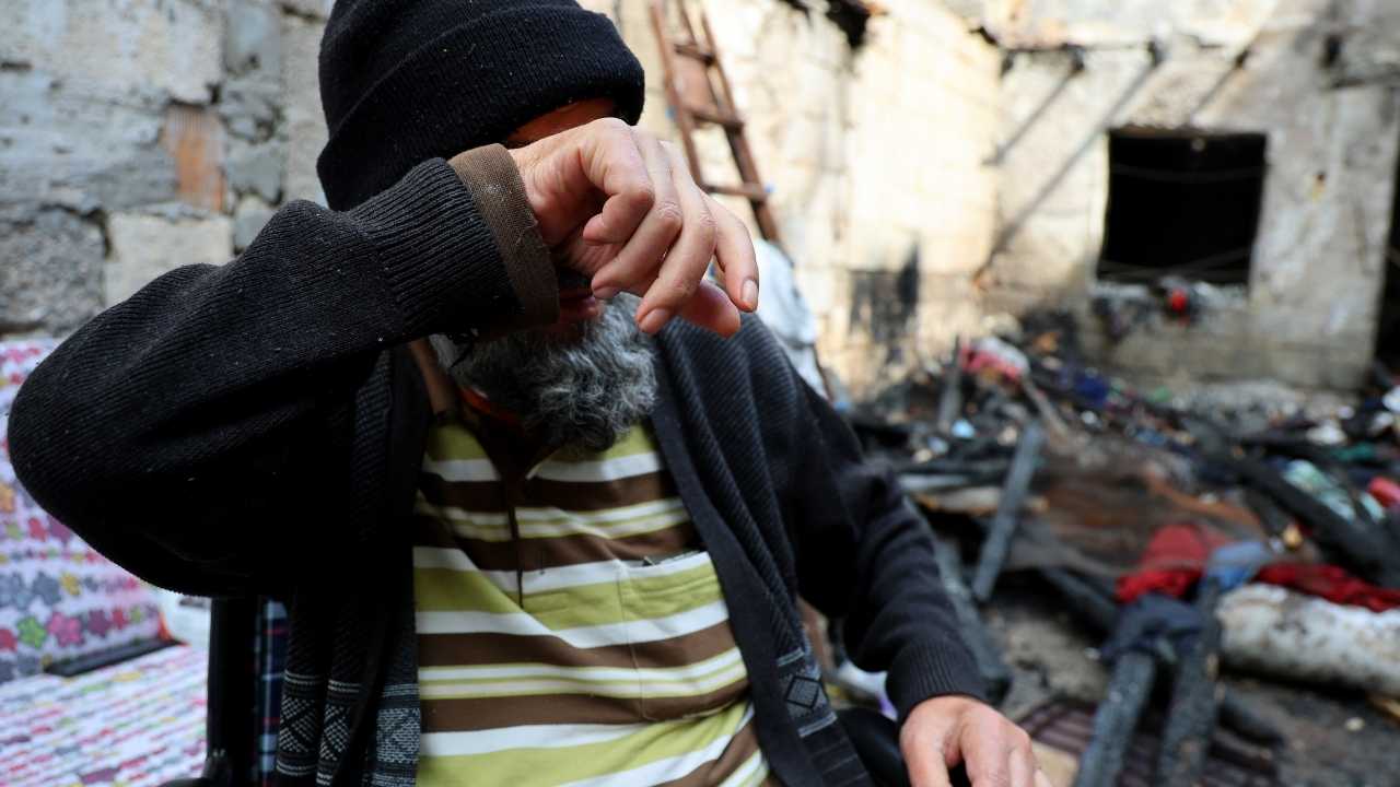 Adana’da 4 Çocuklu Ailenin Evi Kül Oldu2