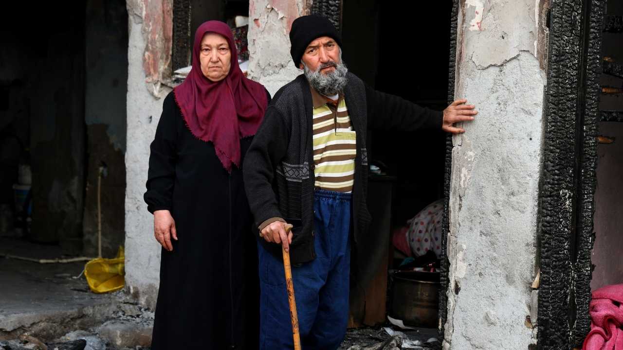 Adana’da 4 Çocuklu Ailenin Evi Kül Oldu3