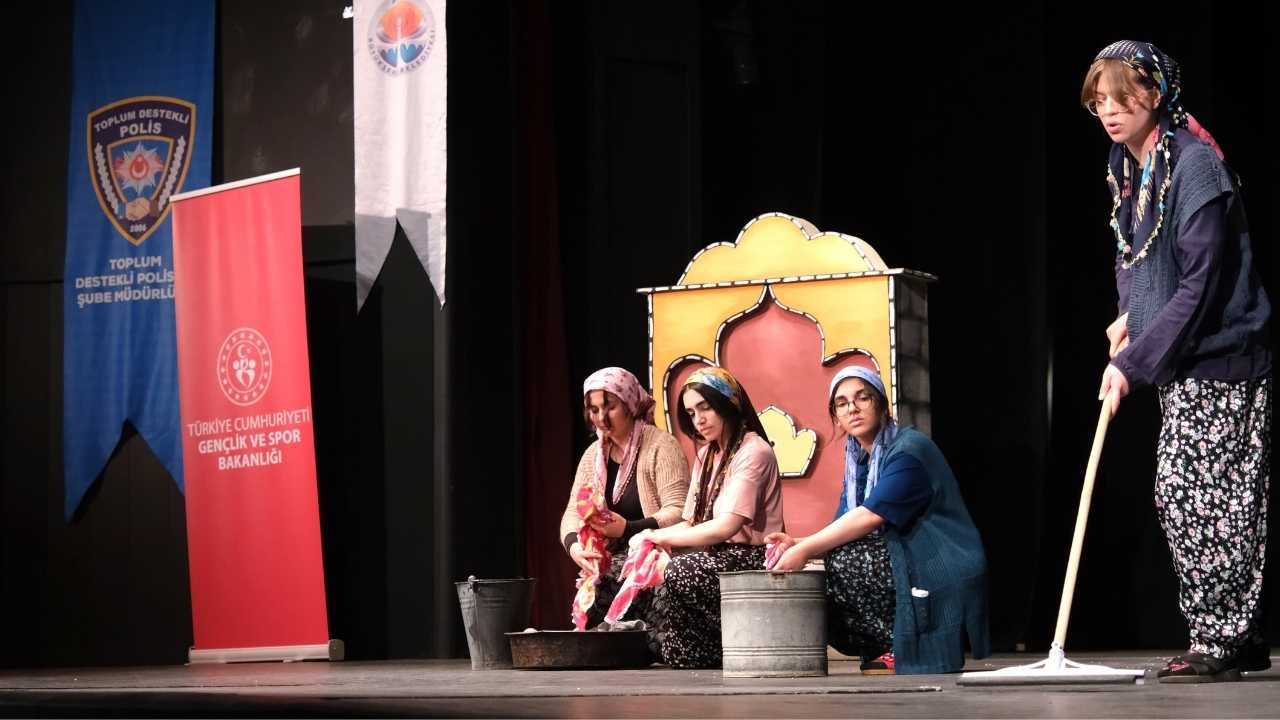 Adana’da Polis Öğrencilerle Sahnede Buluştu2