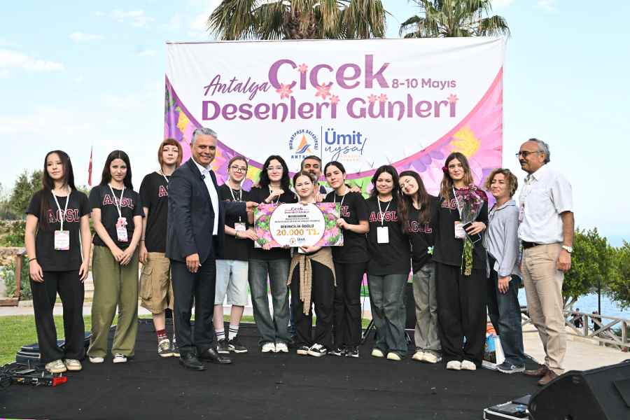 Antalya Çiçeklerle Renk Cümbüşüne Döndü1212 (2)
