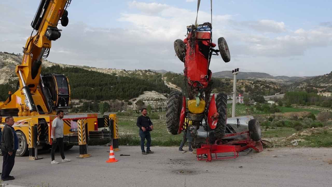 Burdur Büğdüz Köyü'nde Traktörünün Altında Kalan Sürücü Kurtarılamadı 2
