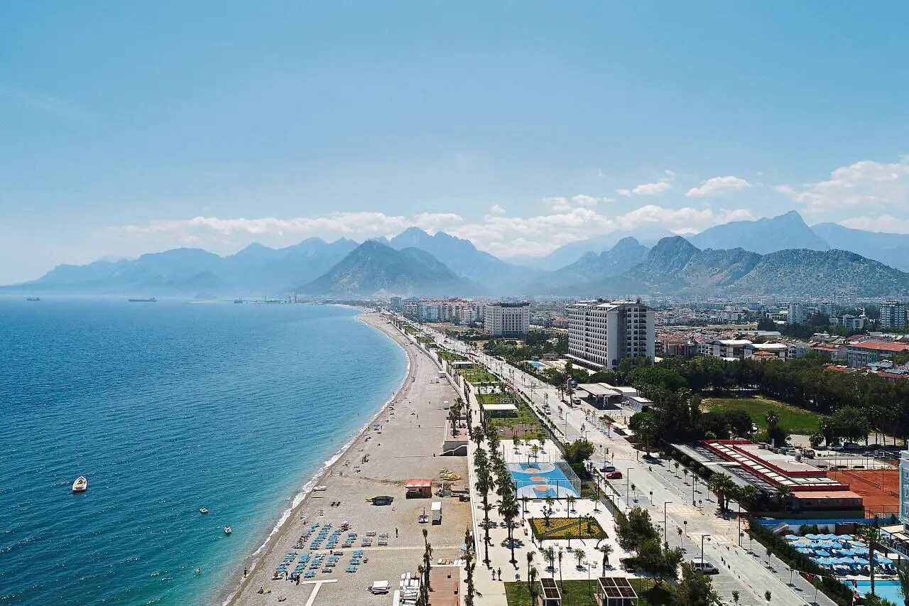 Konyaaltı Sahili’nde İşgal Temizliği-1