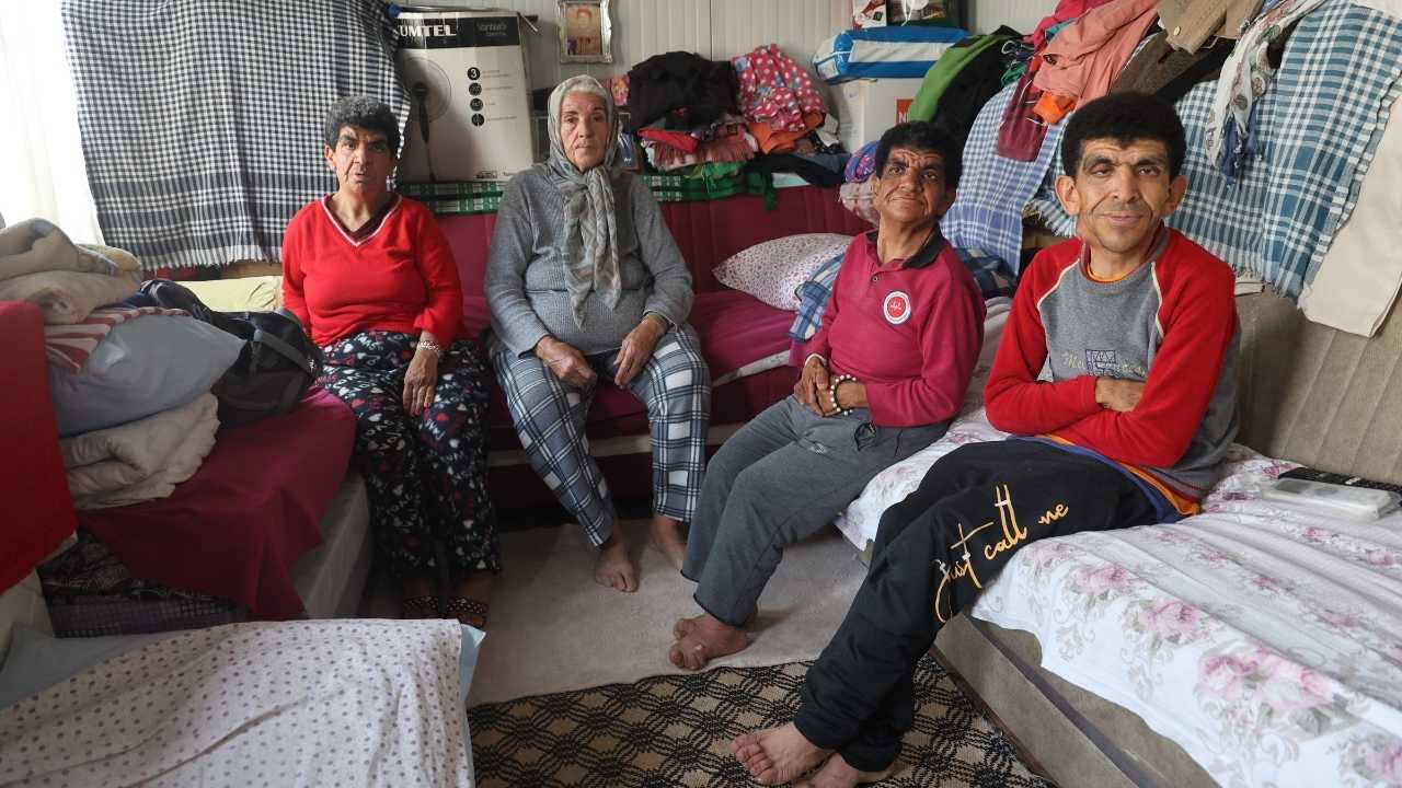 Hatay'da 3 Engelli Çocuğuna Gözü Gibi Bakıyor3