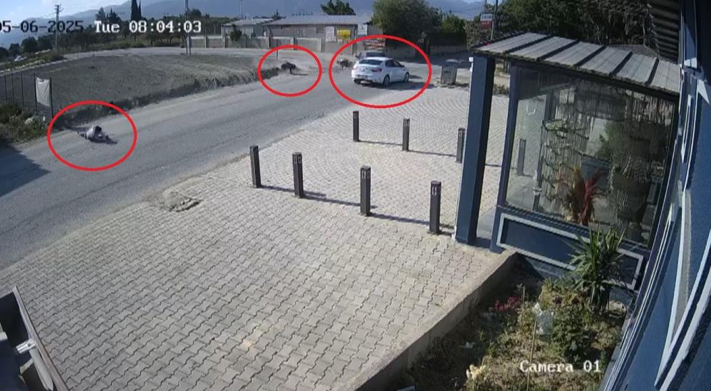 Hatay'da Motosiklet Kazasında Metrelerce Havaya Uçtular