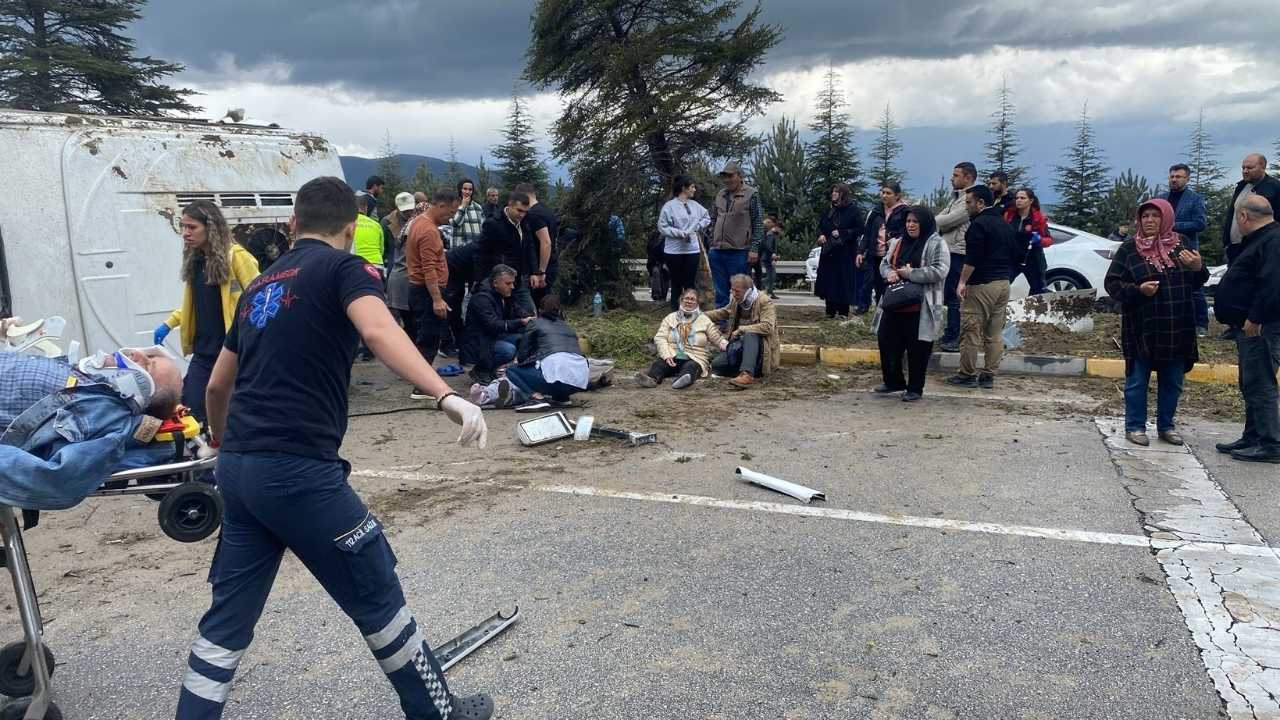 Isparta’da Yolcu Midibüsü Kaza Yaptı2
