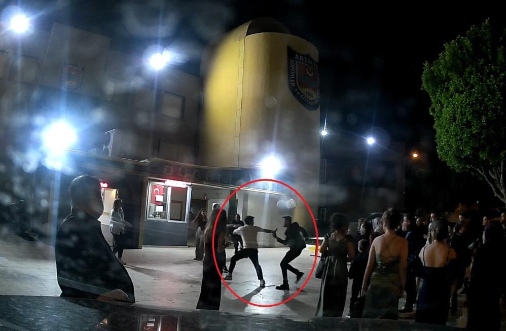 Kepez'de Kına Gecesi Çıkışı Salonun Önü Savaş Alanına Döndü