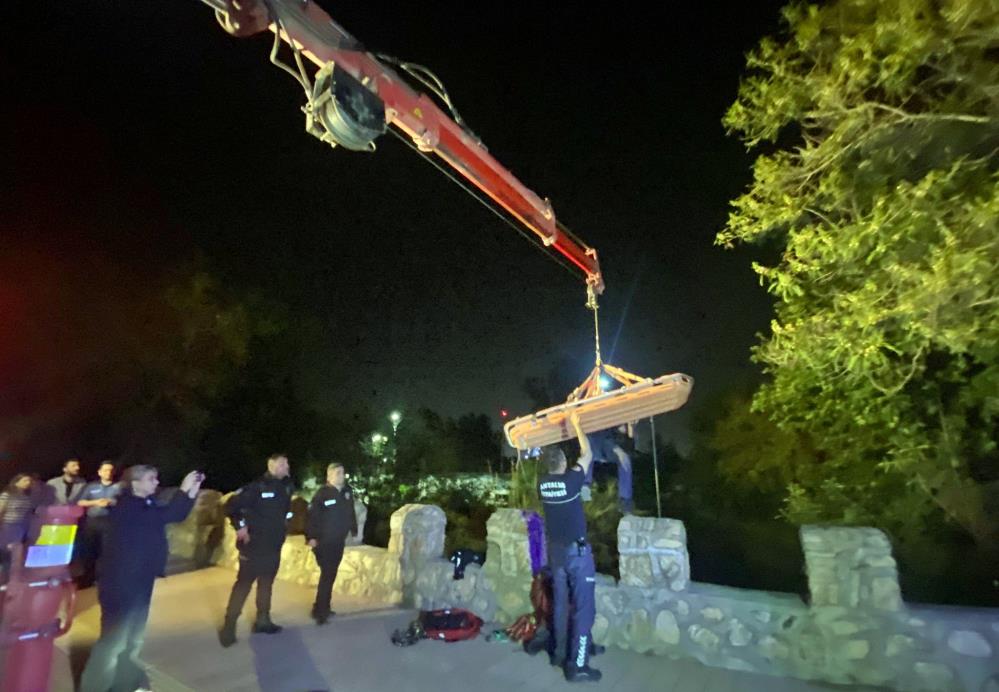 Konyaaltı'nda Genç Adam Köprüden Beton Zemine Düşerek Yaralandı