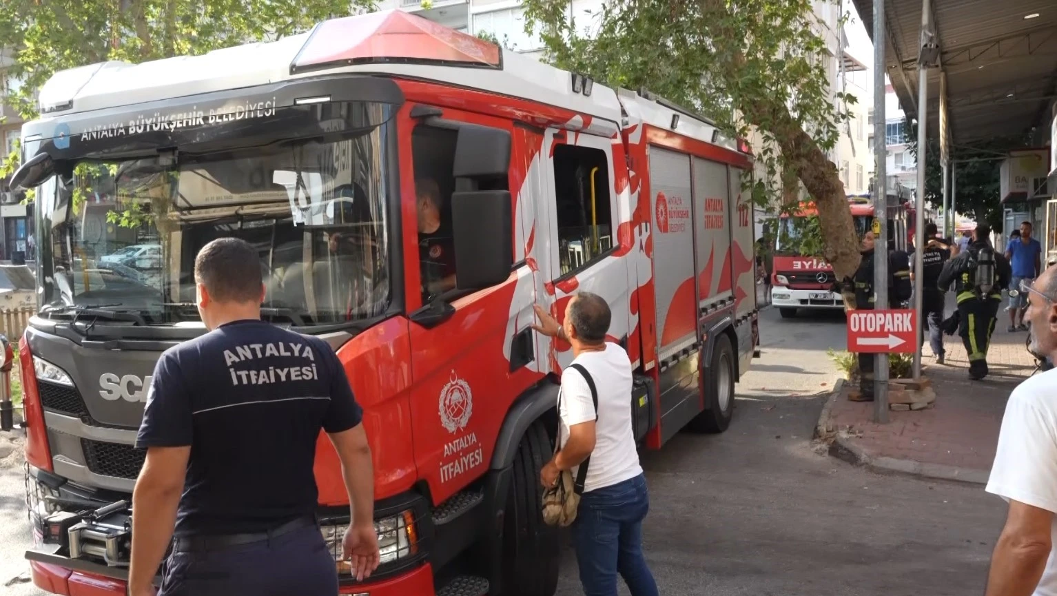 Antalya'da İtfaiye Ekipleri Dar Sokaklarda Zorluk Yaşadı