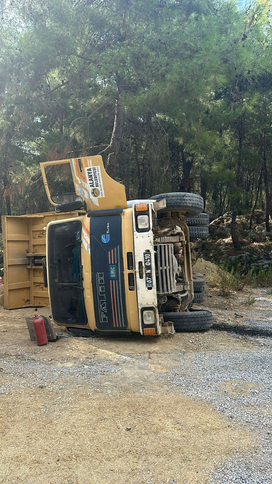 Alanya'da Hafriyat Kamyonu Devrildi: 1 Yaralı